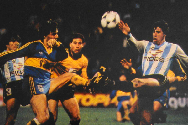 Néstor Fabbri disputa una pelota en el Racing 1-0 Boca de 1986 en cancha de Vélez