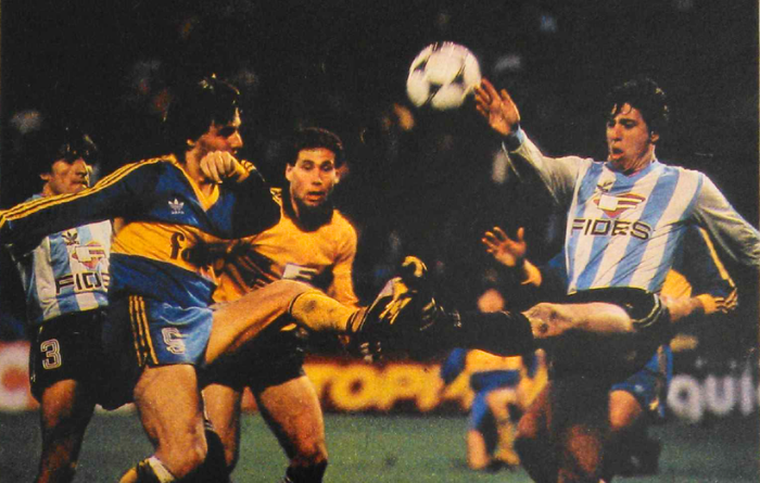 Néstor Fabbri disputa una pelota en el Racing 1-0 Boca de 1986 en cancha de Vélez